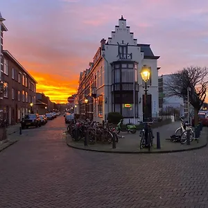 't Sonnehuys 2* The Hague